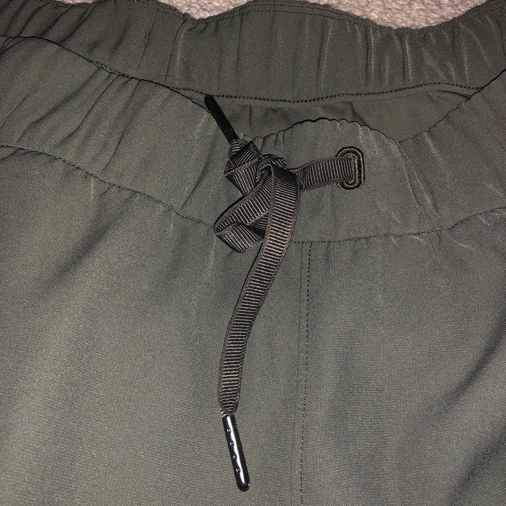 Lululemon on the fly jogger Woven size 10